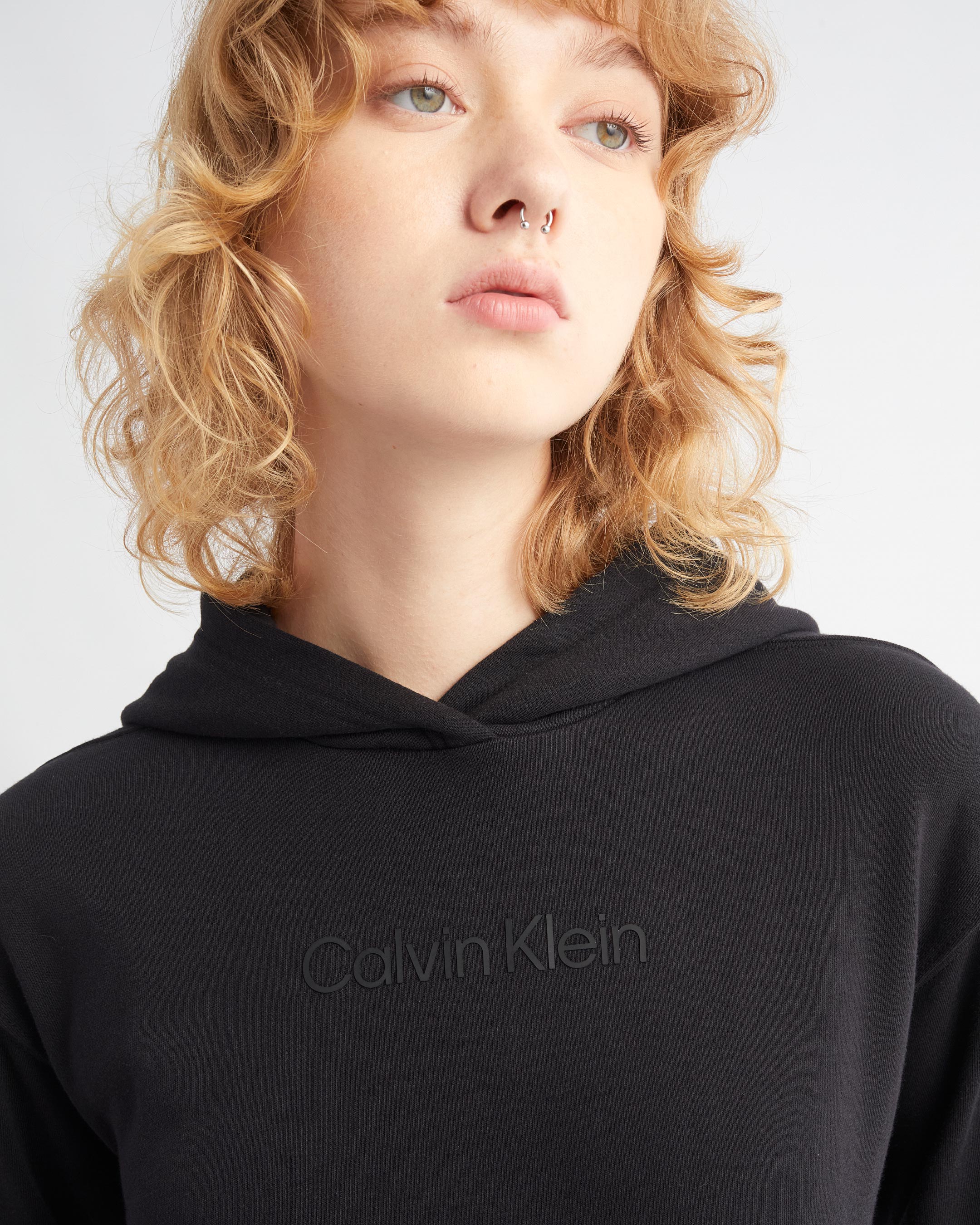 Buy 여성 릴랙스핏 에센셜 후디 in color BLACK